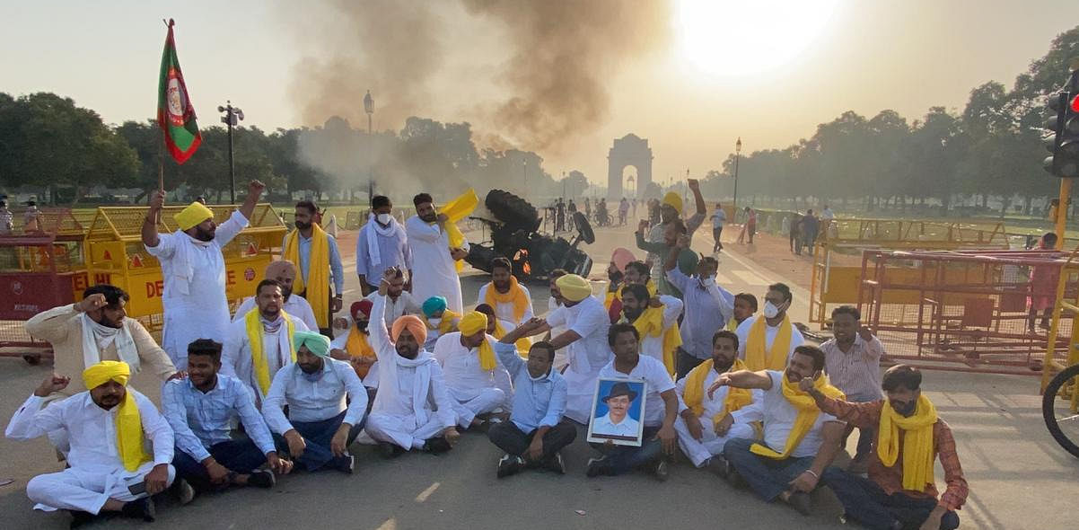 Punjab Youth Congress activists on Monday burnt a tractor near India Gate to protest farm sector reforms.  Credit: Special arrangement