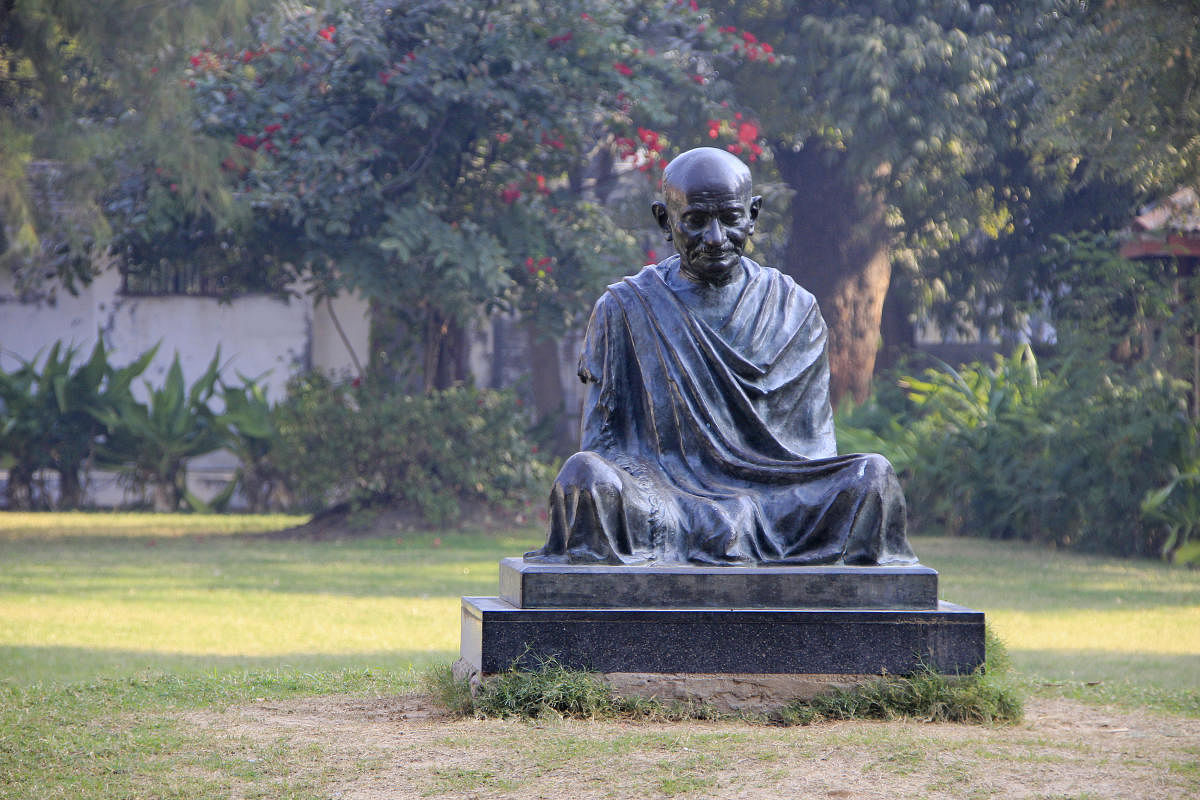 Sitting posture statue of Mahatma Gandhi at Sabarmathi Ashram, Ahmedabad, Gujarath, India, Asia