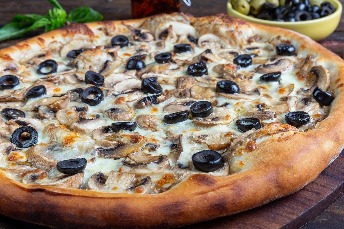 Mushroom &amp; olive pizza