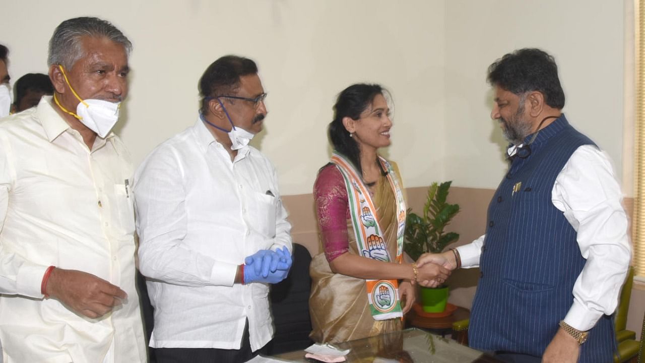 D K Shivakumar, President KPCC welcomes Kusuma H, wife of late D K Ravi, Congress party at KPCC office in Bengaluru on Sunday, 04 October 2020. Kusuma's father Hanumantharayappa is seen. Credit: DH.