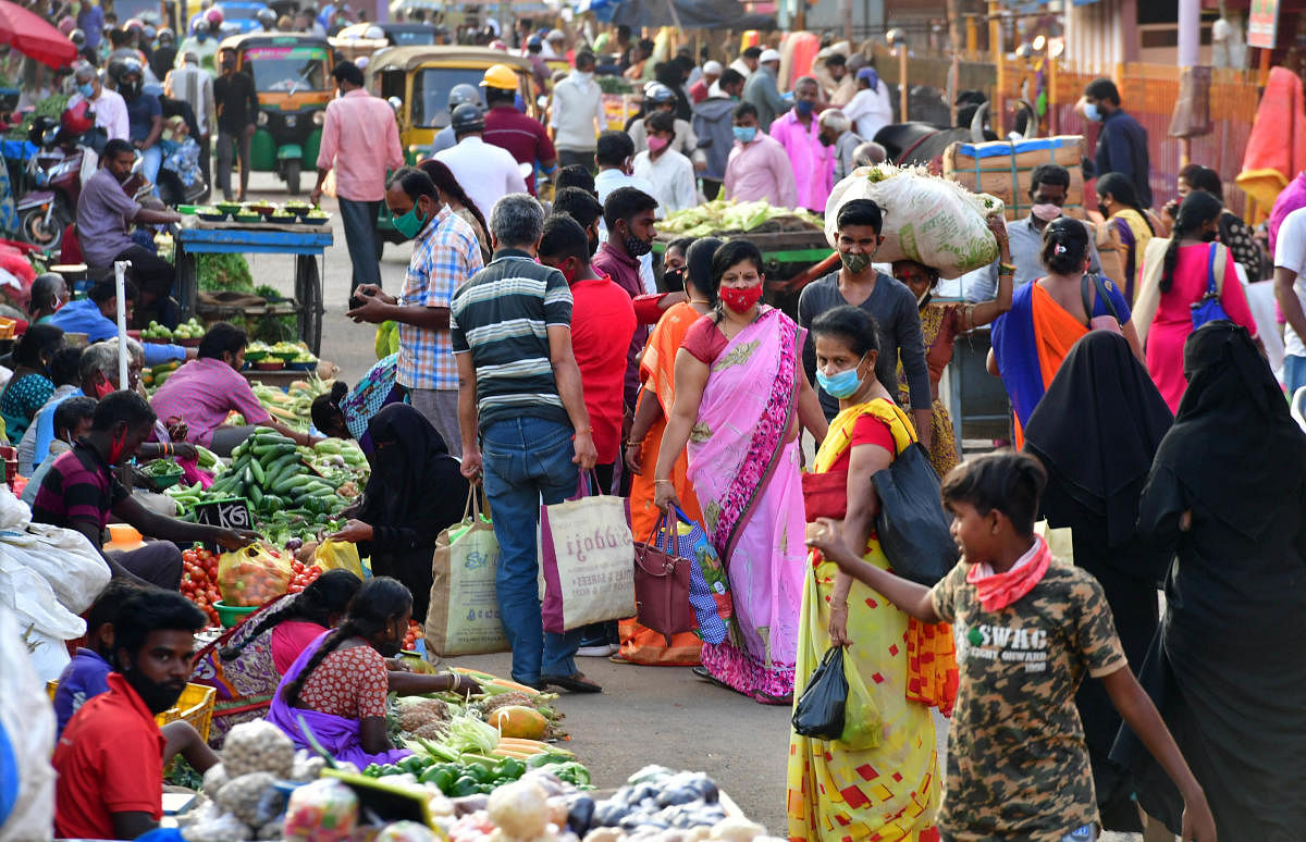People shop for vegetables without social distancing at KR Market in Bengaluru on Tuesday. DH Photo/Krishnakumar PS