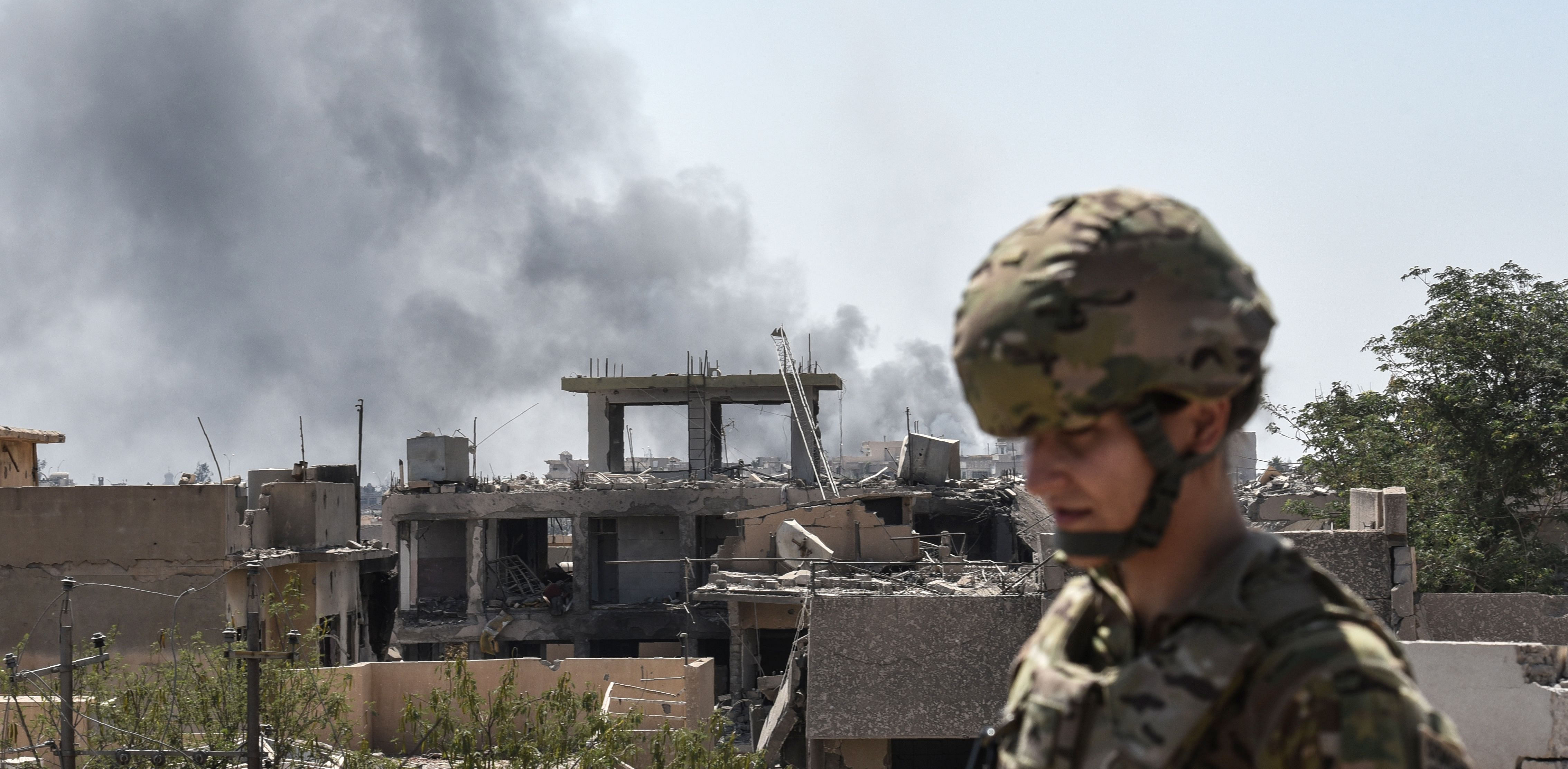 A US soldier advising Iraqi forces is seen in the city of Mosul on June 21, 2017, during the ongoing offensive by Iraqi troops to retake the last district still held by the Islamic State (IS) group. Credit: AFP