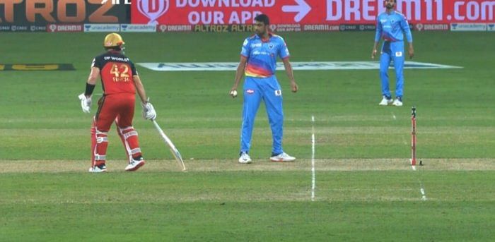 R Ashwin gives Aaron Finch a Mankad warning before going back to his run-up. Credit: IPL Official Website/iplt20.com