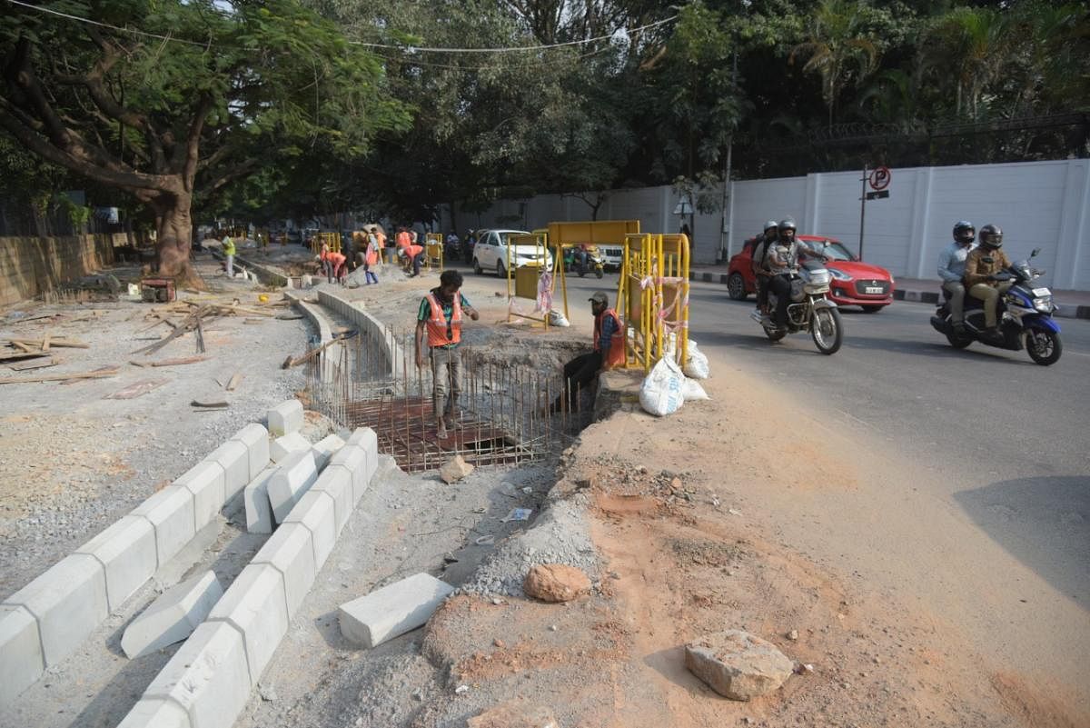 Bengaluru Smart  City’s work in  progress on Raj  Bhavan Road.  DH photo by  BH Shivakumar