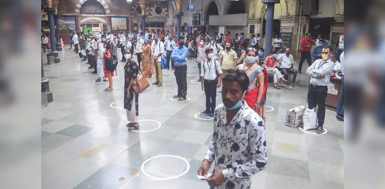 Commuters stranded at Chatrapati Shivaji Maharaj Terminus as services were disrupted owing to power failure in many parts of Mumbai, Monday, Oct. 12, 2014. Credit: PTI Photo