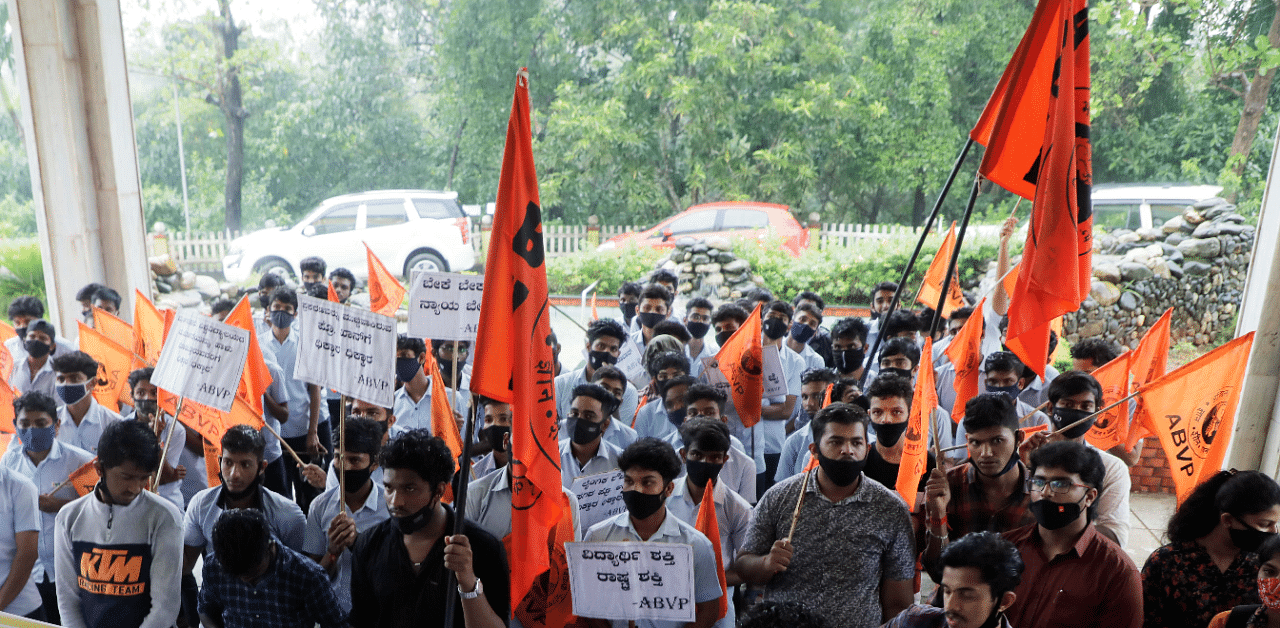 Members of ABVP staged a protest in front of the administrative wing of Mangalore University, at Mangalagangothri. Credit: DH Photo