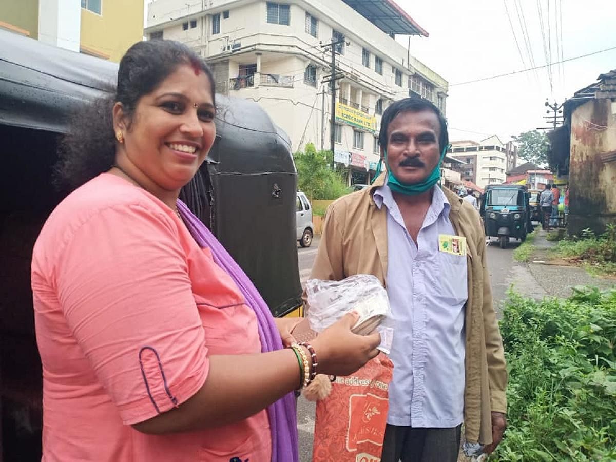 Autorickshaw driver Jaya Shetty returns the bag with an amount of Rs 50,000 to its rightful owner in Katpadi, Udupi district, on Wednesday.