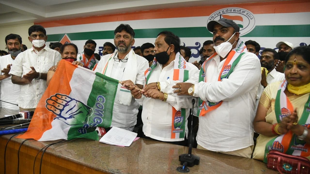 Operation Hasta (Hand): KPCC chief DK Shivakumar inducts JD(S) leaders into the Congress. Credit: Special Arrangement.