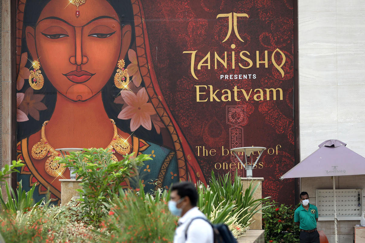 People are seen outside a Tanishq jewellery store in Mumbai, India, October 14, 2020. REUTERS/Francis Mascarenhas
