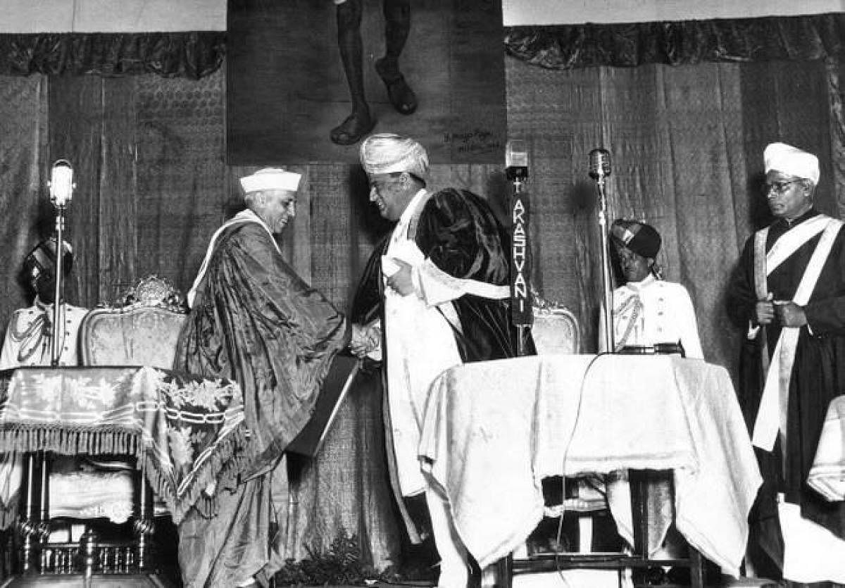 Jayachamaraja Wadiyar, the then Maharaja of Mysuru and also Chancellor of University of Mysore, presents the honorary Doctor of Science degree to the then prime minister Jawaharlal Nehru at Crawford Hall in Mysuru on December 28, 1948.