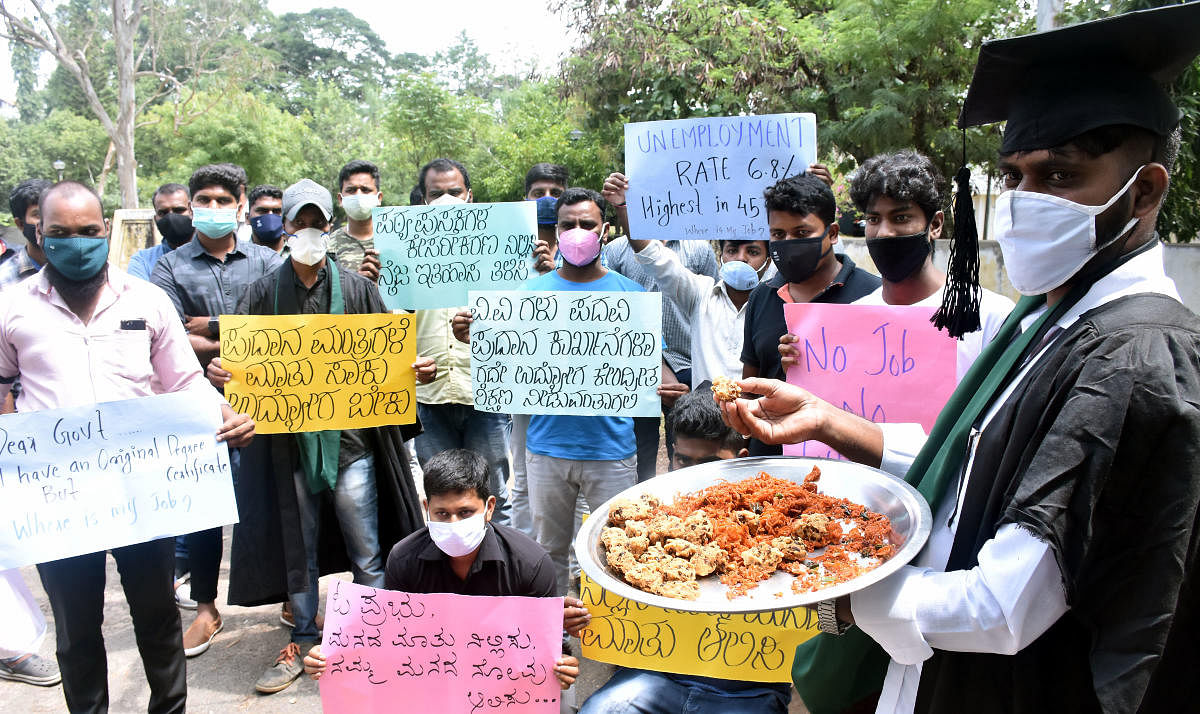 While Prime Minister Narendra Modi delivered the convocation address of University of Mysore, members of Scheduled Caste Vidyarthi Okkutta stage a protest, by selling ‘pakoda’, demanding the PM to keep his promise on jobs in Mysuru on Monday. DH PHOTO