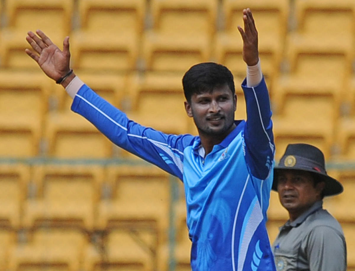 K Gowtham defended 13 runs in the final over to help Karnataka edge Tamil Nadu by one run in the Syed Mushtaq Ali Trophy final. DH FILE PHOTO