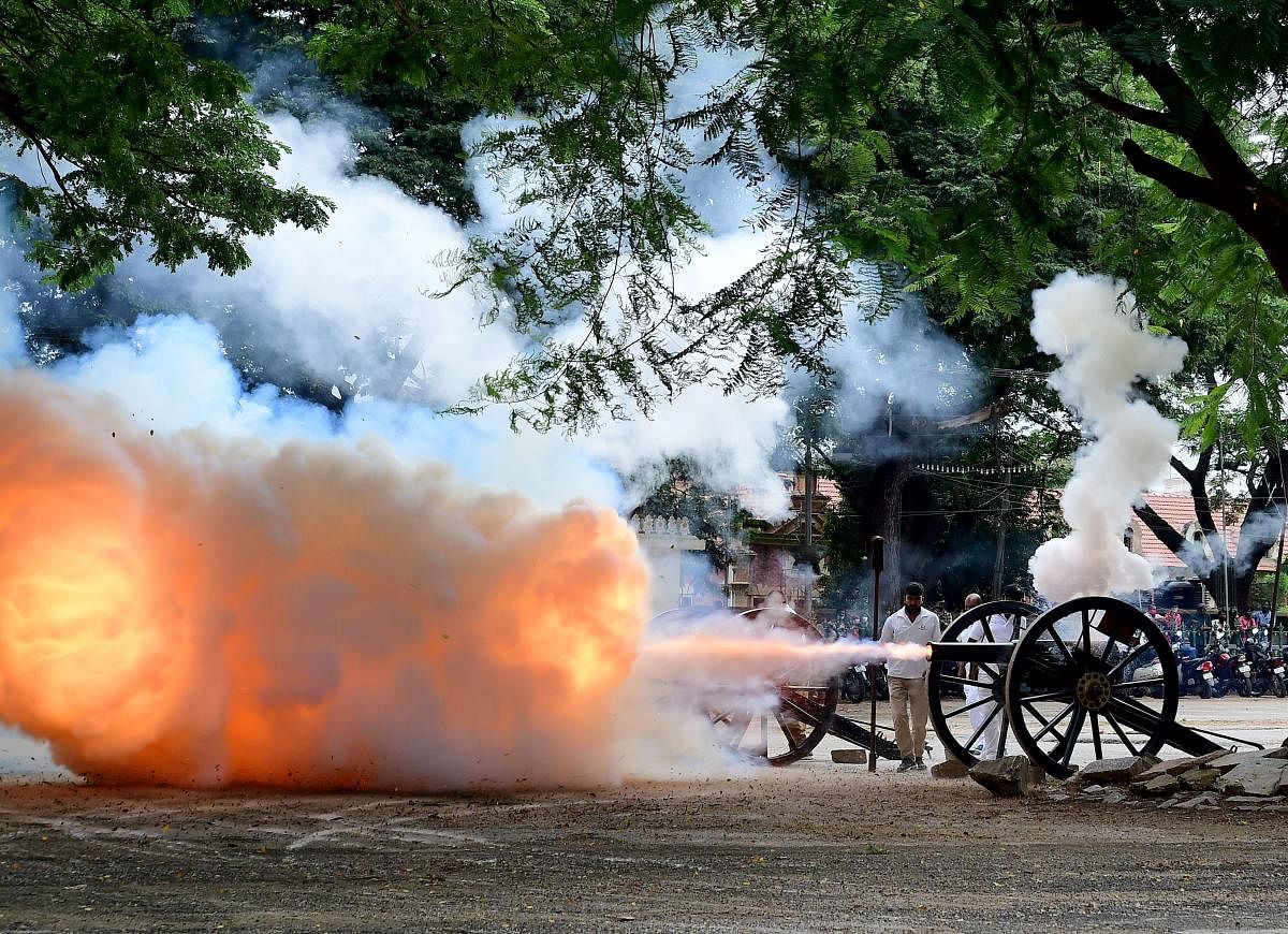 Rehearsal of cannon firing, as part of Dasara preparations, outside the Mysuru Palace premises, held on Tuesday. It was also a process to acclimatise the Dasara elephants and Mounted Police horses. DH PHOTO