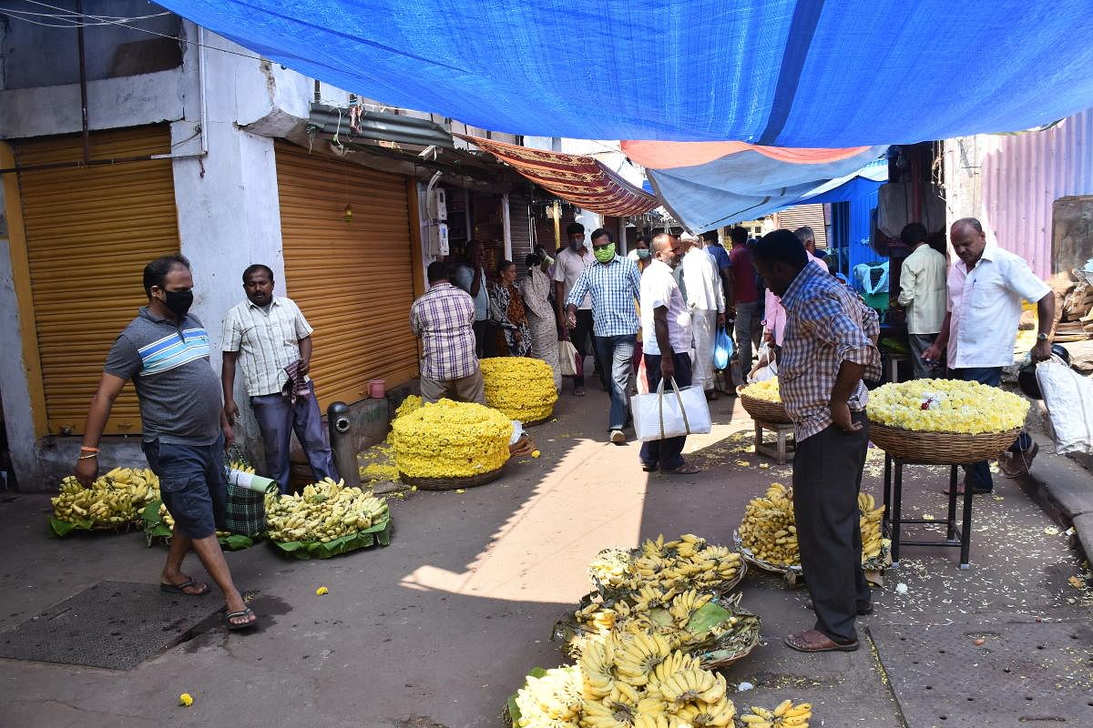 A section where flowers are sold at Devaraja Market in Mysuru. DH FILE PHOTO