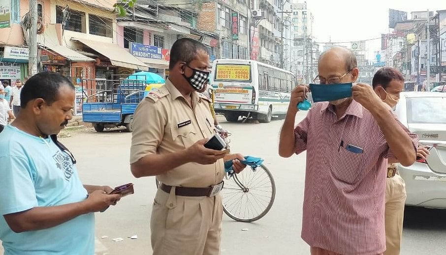 Police in Assam distributing masks among Covid-19 norm violators on Thursday. Credit: Assam State Disaster Management Authority.
