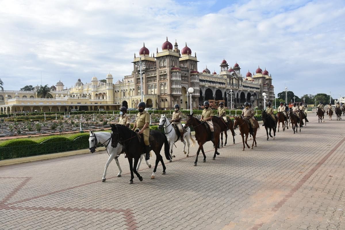 Mounted police during a rehearsal, as part of Dasara celebrations in front of Mysuru Palace. DH FILE PHOTO