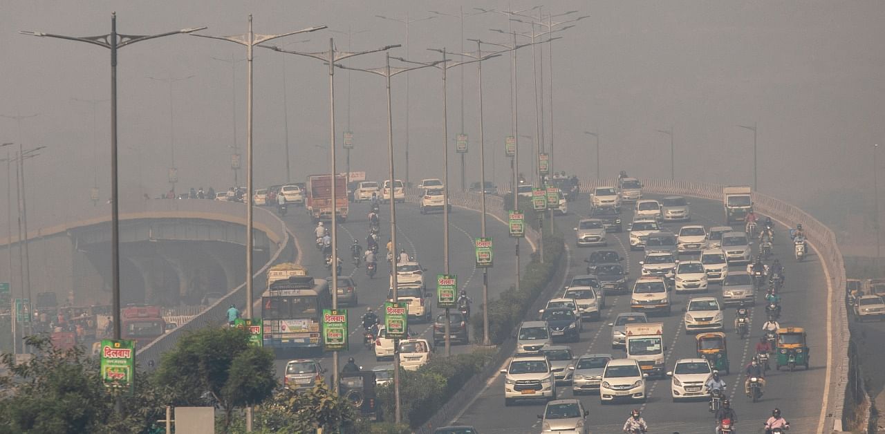 Traffic moves on a smoggy morning in New Delhi, India, October 23, 2020. Credit: Reuters Photo