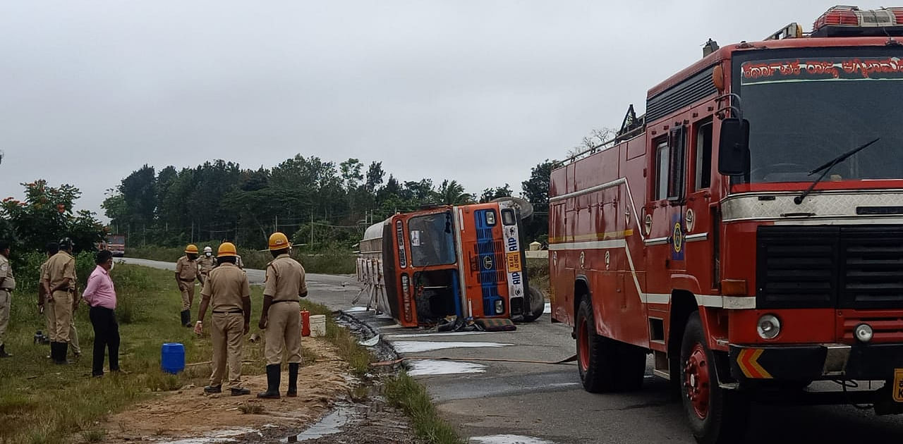 The fuel tanker was bound for Hassan from Mangaluru, when the mishap occurred near Alur at around 10 am. Credit: DH Photo