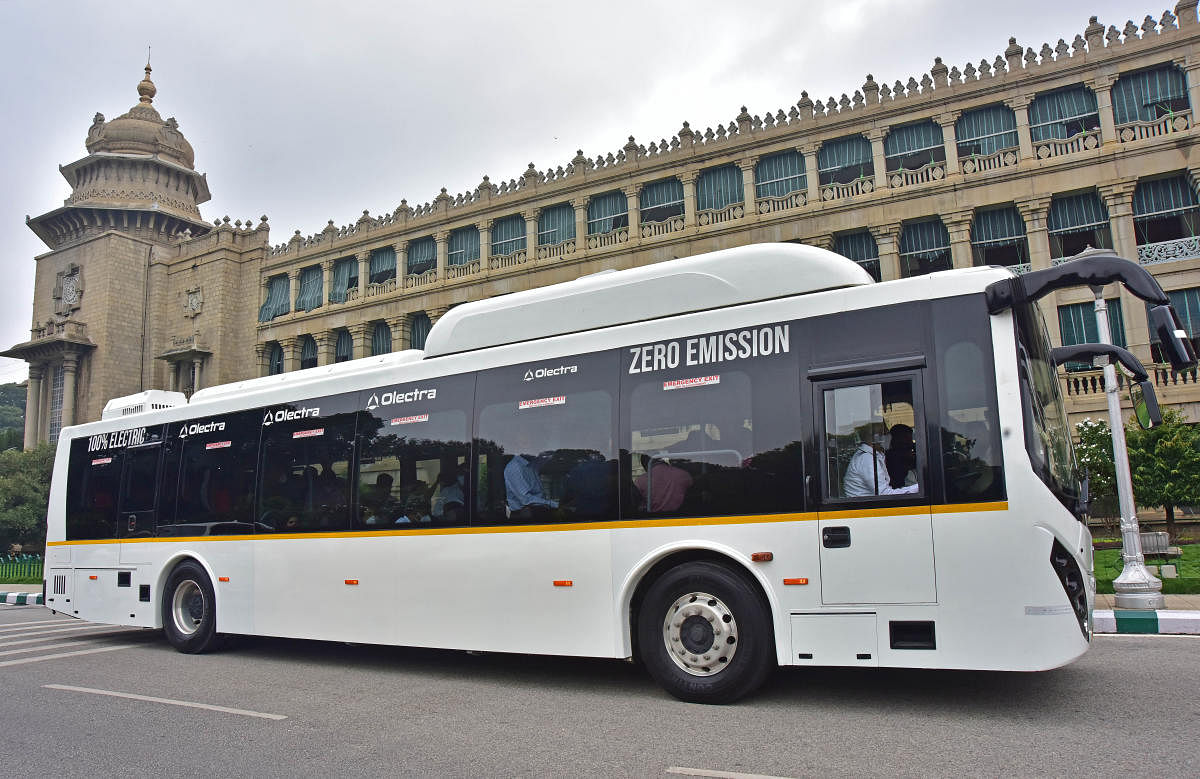 An electric bus departs from the Vidhana Soudha during a trial run in Bengaluru on Thursday. DH PHOTO/IRSHAD MAHAMMAD