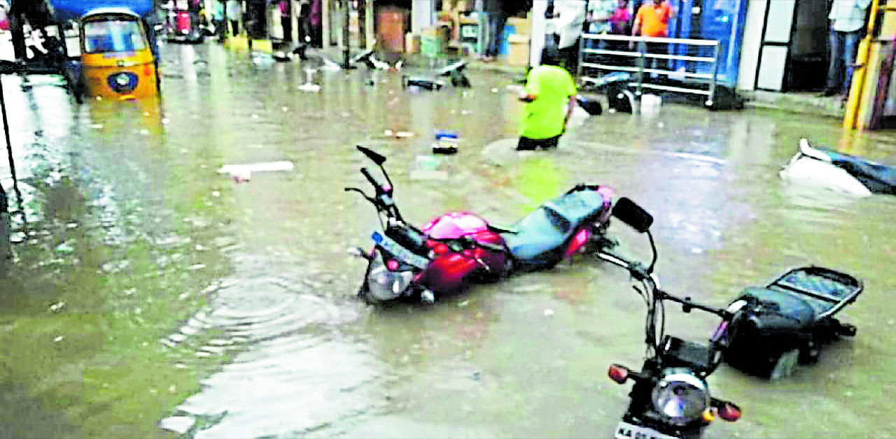 Flooding seen in parts of Bengaluru. Credit: DH Photo