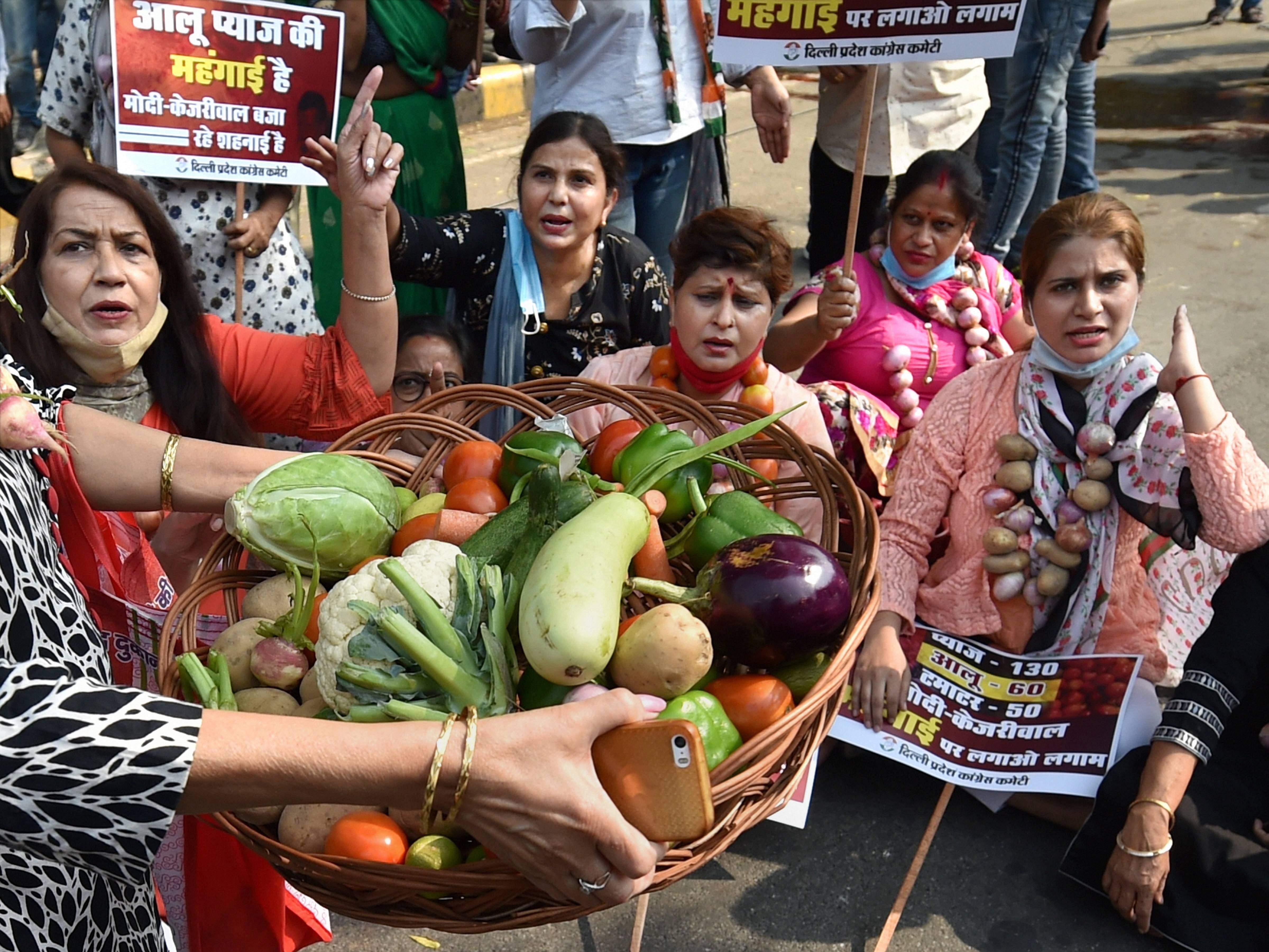 Members of Delhi Pradesh Congress Committee stage a protest against the BJP and AAP governments over their alleged failure in controlling the soaring prices of onion. Credits: PTI Photo