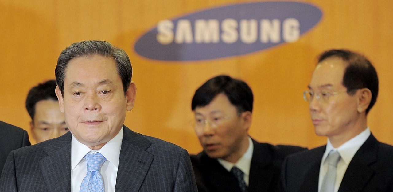 Lee Kun-hee (L), chairman of South Korea's largest group Samsung. Credit: AFP Photo