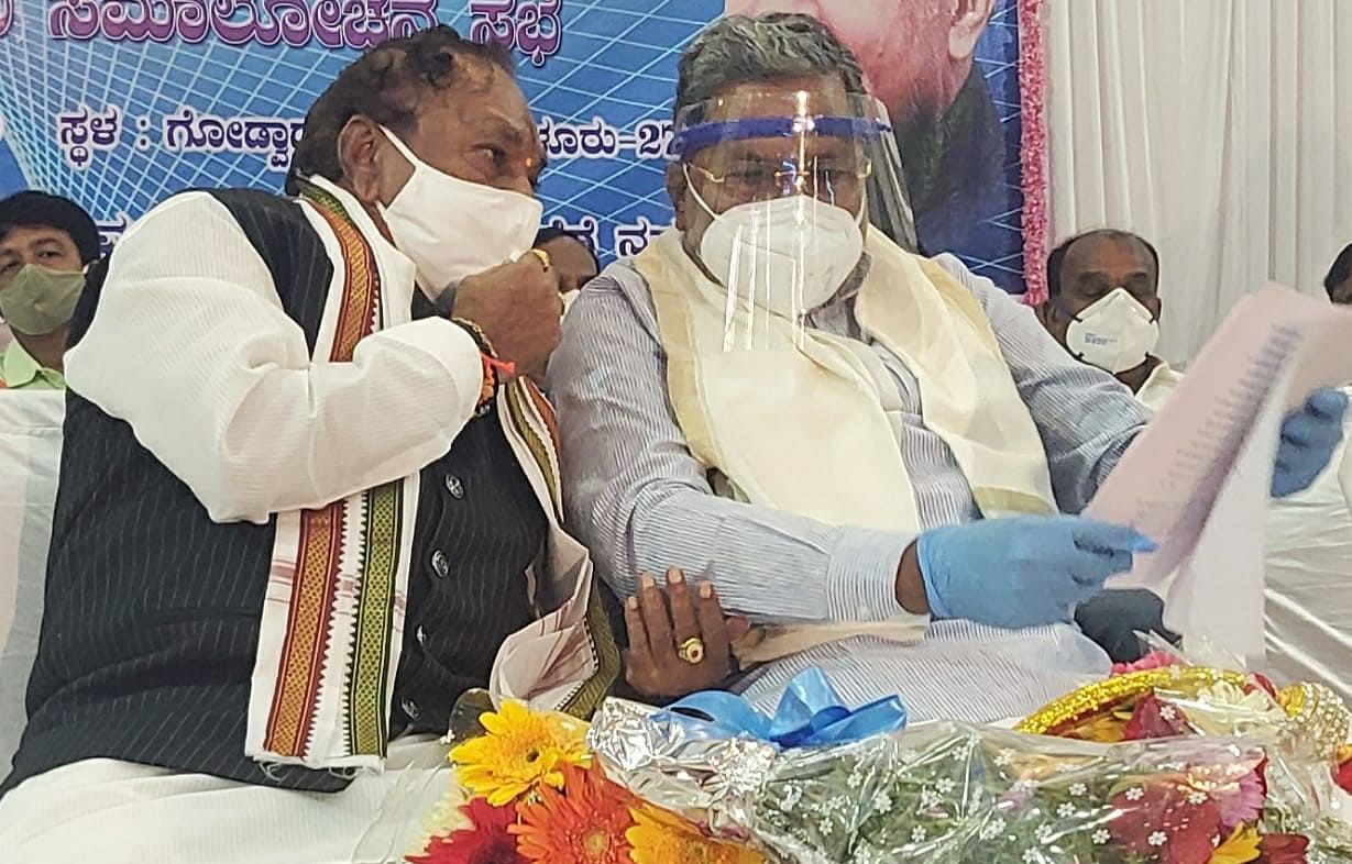 Opposition Leader Siddaramaiah and  Rural Development and Panchayat Raj Minister Eshwarappa are participated in discussion on Social, Educational Survey of Backward Classes, organized by Karnataka State Backward Caste Federation, in Bengaluru on Sunday. Credit: DH Photo