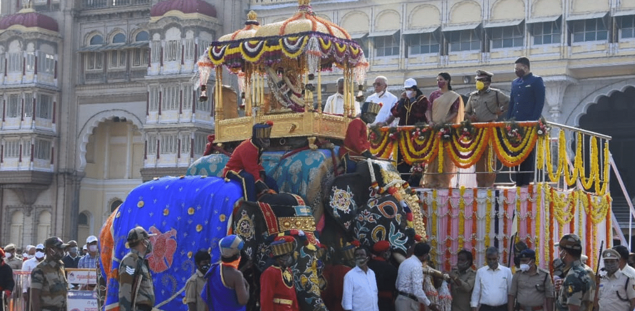 Chief Minister B S Yediyurappa offers floral tributes to the idol of Chamundeshwari Devi placed in the golden howdah carried by elephant Abhimanyu, to mark the launch of Dasara Jamboo Savari, in front of Mysuru Palace, on Monday. DH Photo.