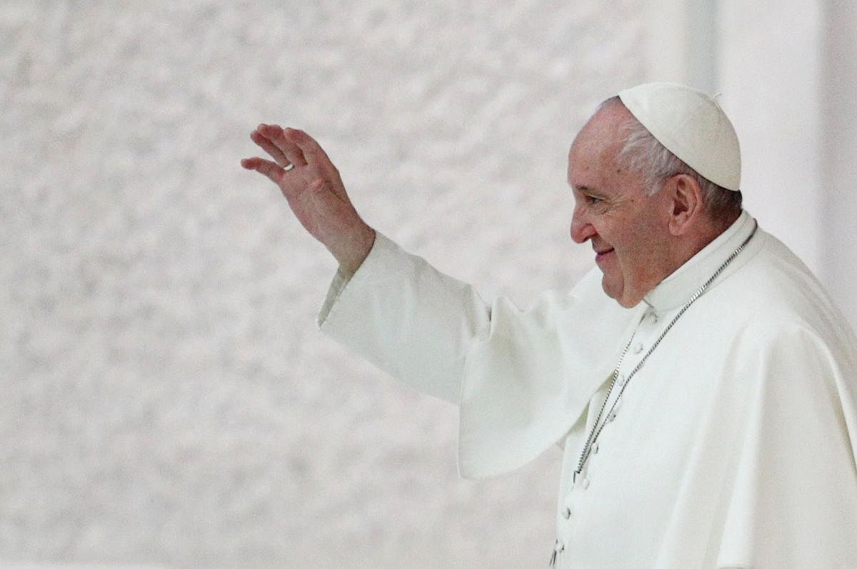 Pope Francis greets people as he leaves after the weekly general audience, at the Vatican, October 21, 2020. REUTERS/Guglielmo Mangiapane