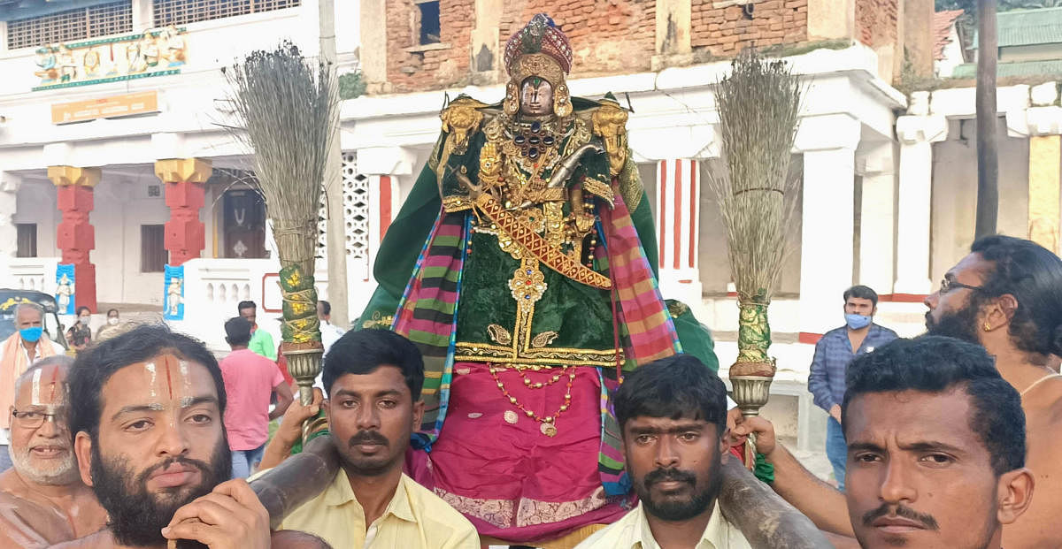 The idol of Sri Cheluvanarayanaswamy was taken out in a procession, as part of Vijayadashami in Melkote, Mandya district on Monday. DH PHOTO