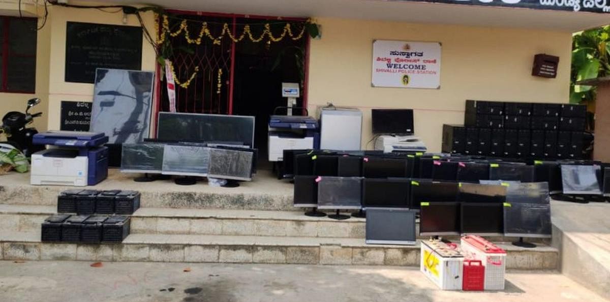 Computers and other electronics items recovered from the accused in Mandya. DH PHOTO