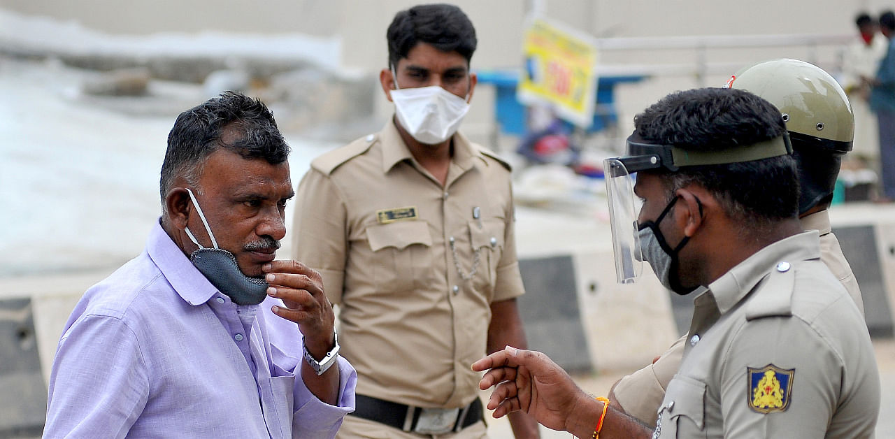 Police fine those not wearing masks at Shivajinagar in Bengaluru on Saturday. Credit: DH Photo/Pushkar V