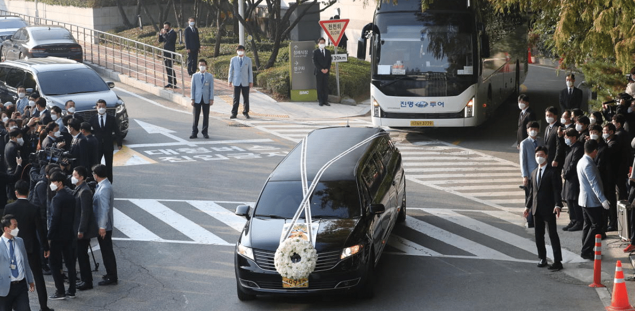 A hearse carrying the body of Lee Kun-hee, leader of Samsung Group, travels at a hospital in Seoul. Credit: Reuters Photo