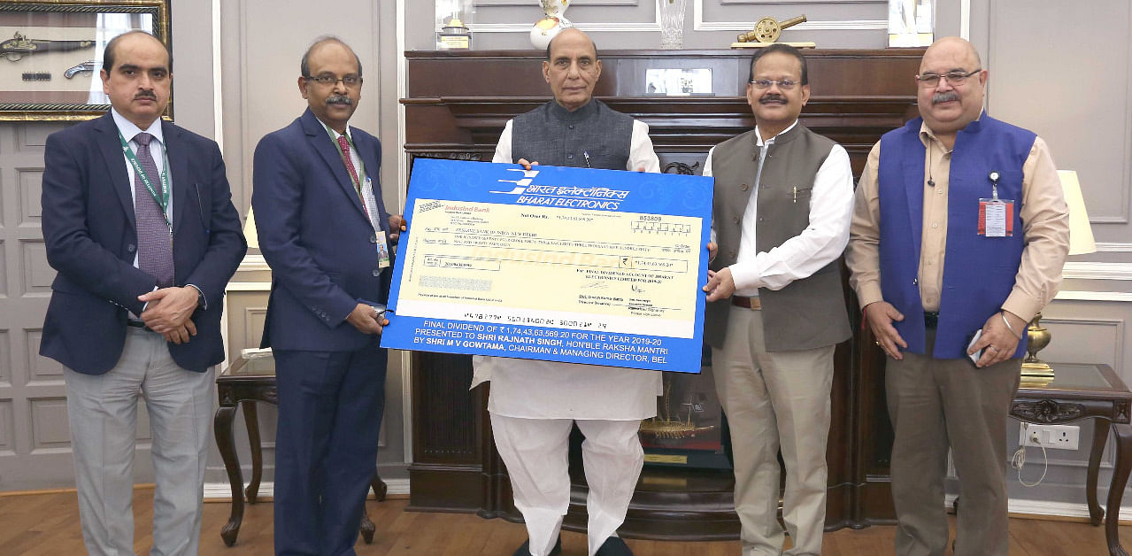 M V Gowtama, CMD, BEL, presents the 140% Final Dividend cheque of Rs 174.44 cr to Rajnath Singh, in New Delhi on Wednesday. Credit: BEL 