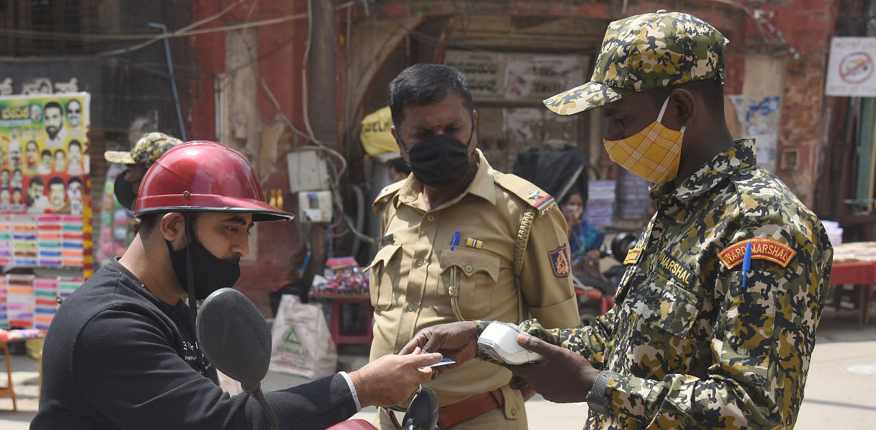 The notice specified that BBMP marshals have been allotted a target of booking a minimum of 20 offenders in each Assembly constituency per day in the South zone. Credit: DH Photo