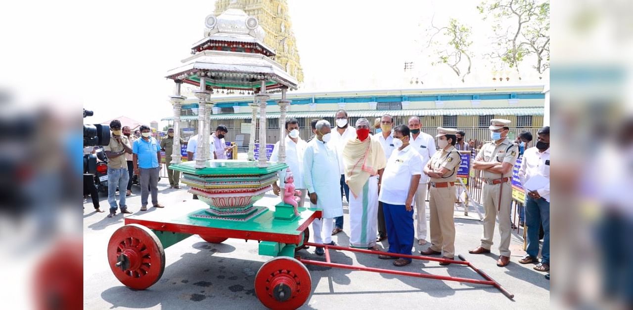 District in-charge Minister S T Somashekar inspects the silver chariot, in which Chamundeshwari Devi idol will be placed during the inauguration of Dasara, atop the Chamundi Hill, in Mysuru. Credit: DH Photo