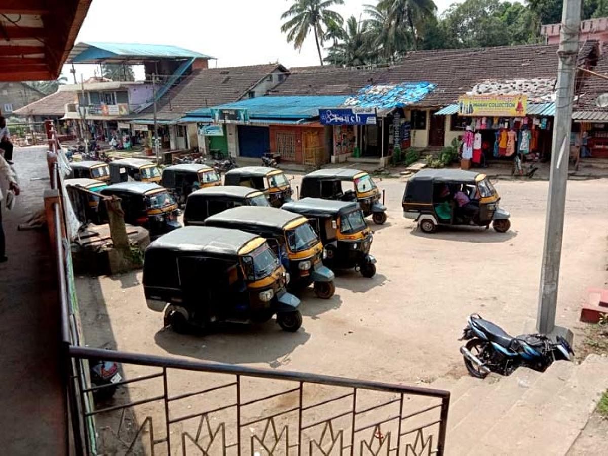 Autorickshaws wait for passengers near bus stand in Kodlipet, Shanivarasanthe. DH Photo