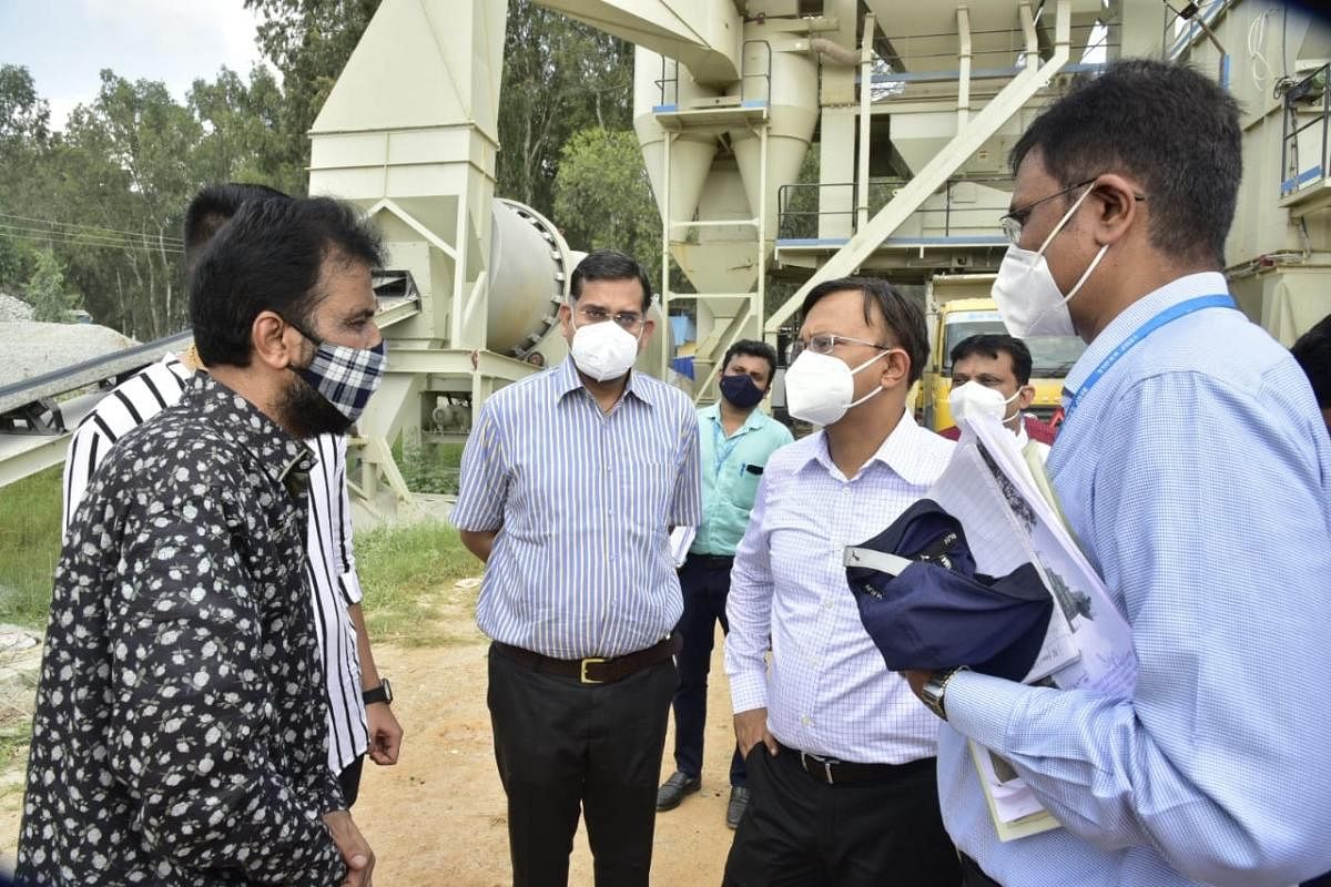 BBMP Administrator Gaurav Gupta and Commissioner N Manjunatha Prasad. Credits: DH Photo