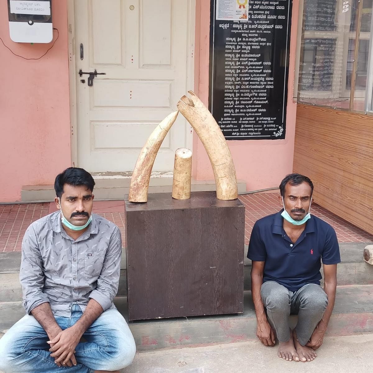 Lokesh C, 44, and Manjunath Poojari, 28 were arrested with three pieces of elephant tusk. Credits: DH Photo