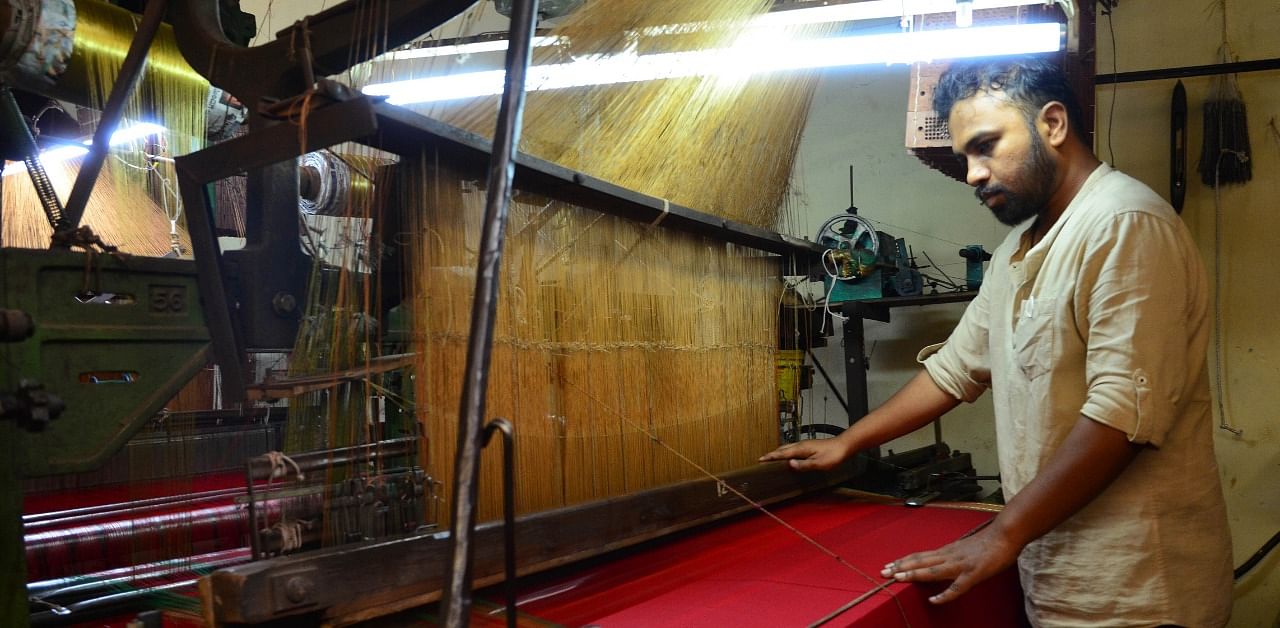 A weaver operating in a power loom in Belagavi. Credit: Eknath Agasimani.