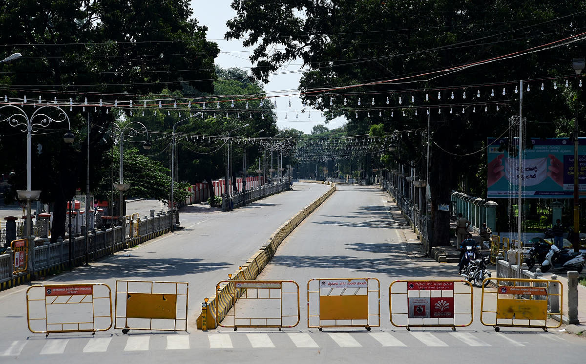 As Prohibitory Orders were in force around Mysuru Palace, the roads nearby wore a deserted look on Vijayadashami, October 26. DH Photo