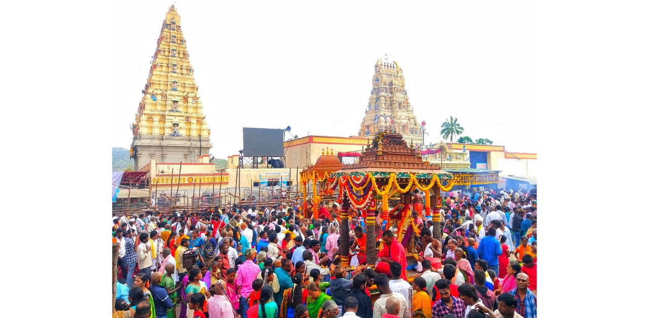 The Chamarajanagar district administration, has lifted the restrictions imposed on devotees at the Male Mahadeshwara Hill in the wake of Covid-19, and has given permission to conduct various sevas, darshan and to stay overnight at the pilgrim centre. Credit: DH Photo