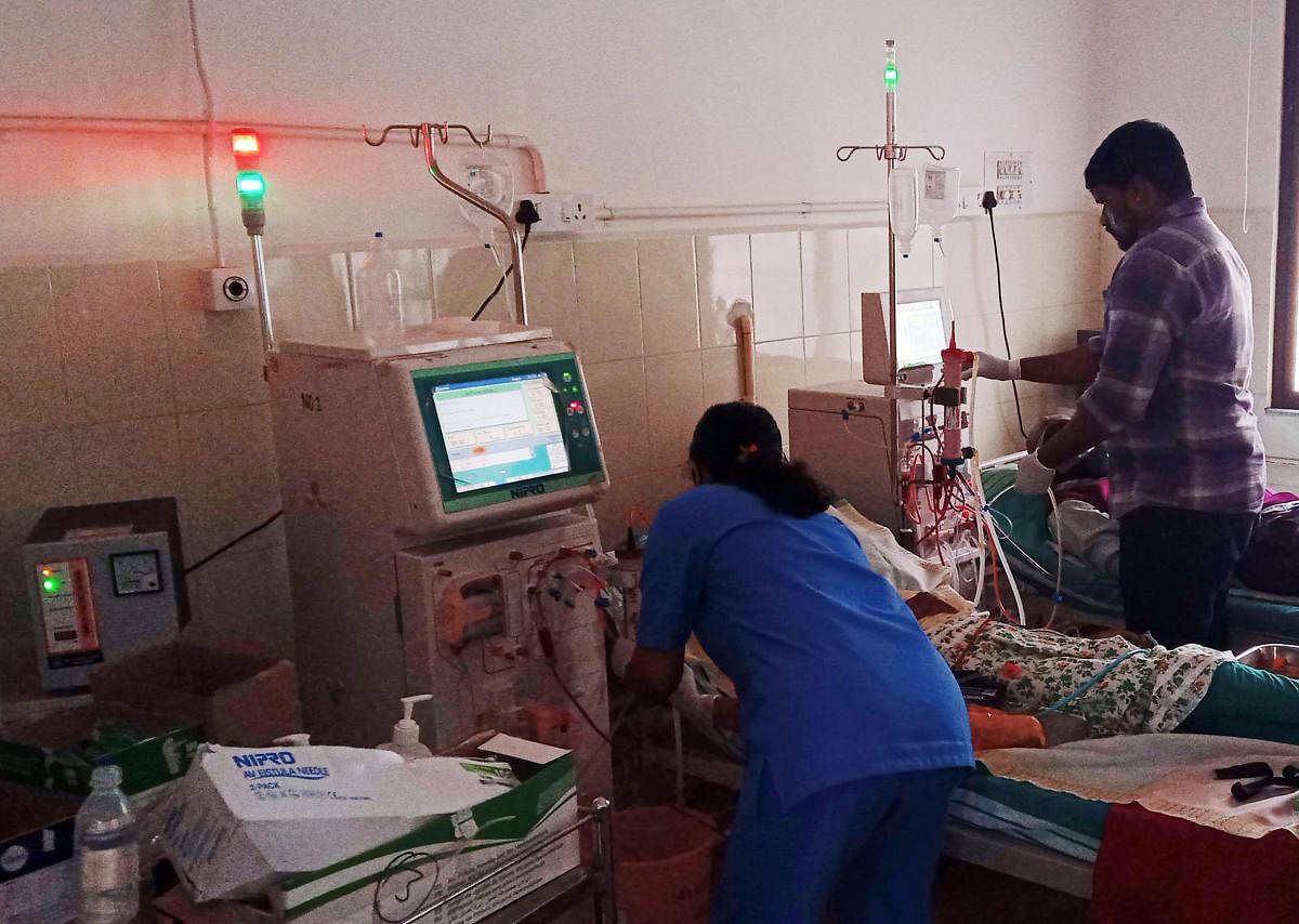 The dialysis centre facing closure due to lack of funds, on the premises of the government hospital in Srirangapatna, Mandya district. DH PHOTO