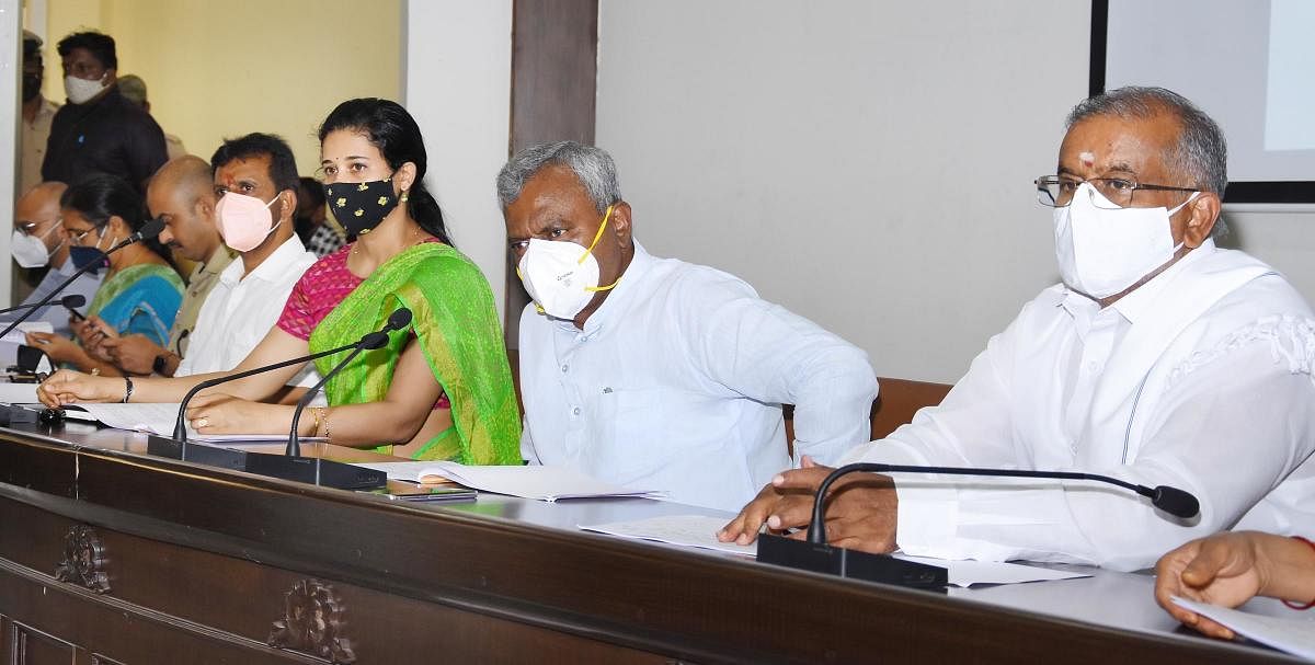 District In-charge Minister S T Somashekar chairs a meeting at Zilla Panchayat auditorium in Mysuru on Wednesday. MLA L Nagendra, Deputy Commissioner Rohini Sindhuri and MLA G T Devegowda are seen. DH PHOTO