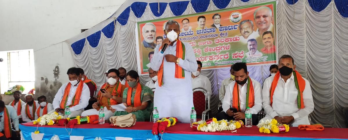 District In-charge Minister S T Somashekar addresses party workers of T Narasipur Assembly segment, ahead of the Gram Panchayat elections at Shambudevanahalli in T Narasipur taluk of Mysuru district on Thursday. DH PHOTO