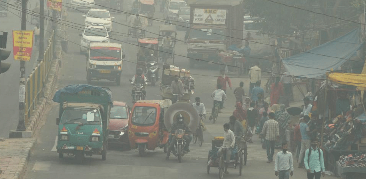 Communters make their way through heavy smog, in New Delhi, Wednesday, Nov. 4, 2020. Credit: PTI Photo