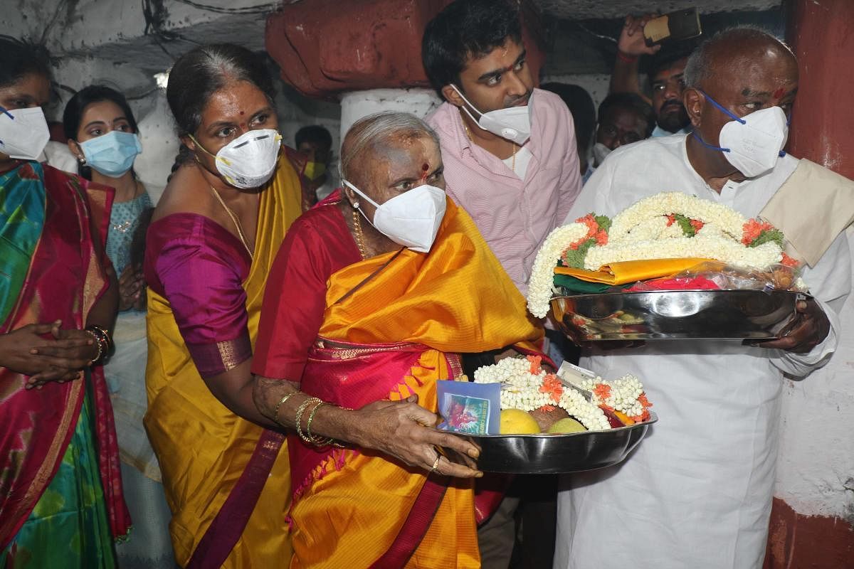 JD(S) supremo H D Deve Gowda and wife Channamma at Hasanamba temple in Hassan on Friday. DH PHOTO