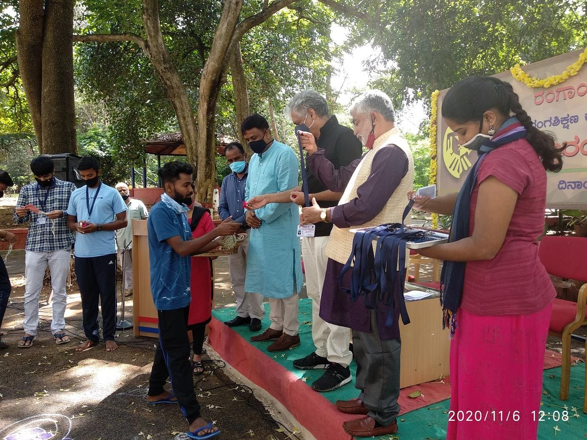 Actor Prakash Belavadi greets students of Bharateeya Ranga Shikshana Kendra, at Rangayana in Mysuru on Friday. Rangayana Joint Director V N Mallikarjunaswamy, VC of Karnataka State Dr Gangubhai Hangal Music and Performing Arts University Nagesh V Bettakot