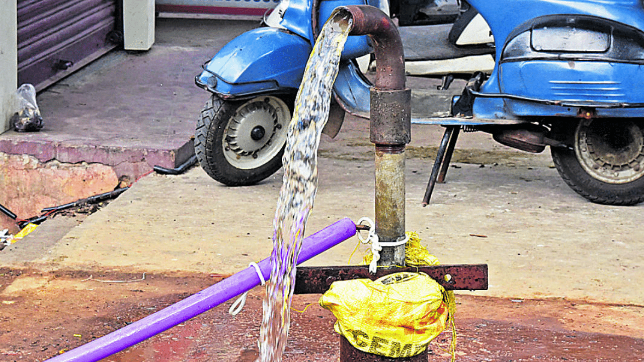 The power tariff hike would cause the water board a loss of Rs 10-15 crore every month. Credits: DH Photo