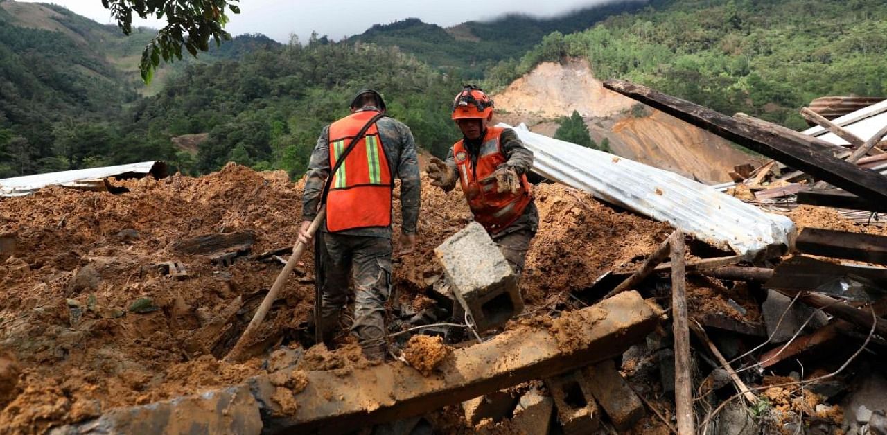 Rescue workers search for victims of a musdlide caused by the passage of Hurricane Eta in the village of Queja, in San Cristobal Verapaz. Credit: AFP.